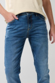Jean skinny azul con tiro bajo, desgastes y ajuste ceñido