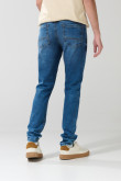 Jean skinny azul con tiro bajo, desgastes y ajuste ceñido