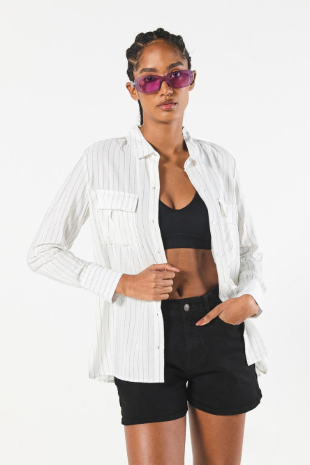 Blusa unicolor estampada manga larga con doble bolsillo