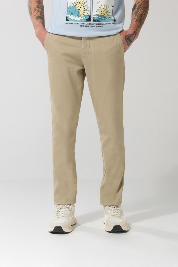 Pantalón slim unicolor en dril con bolsillos y tiro medio