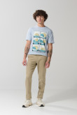 Pantalón slim unicolor en dril con bolsillos y tiro medio