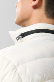 Chaqueta acolchada cuello alto unicolor con cremallera