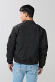 Chaqueta unicolor bomber con bolsillos y acabados en rib