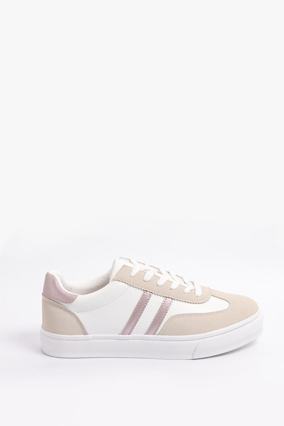 Tenis casuales blancos con cortes y suelas planas