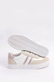Tenis casuales blancos con cortes y suelas planas