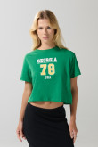 Camiseta crop top verde oscura con estampado college