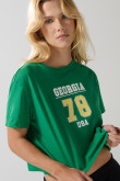 Camiseta crop top verde oscura con estampado college