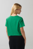 Camiseta crop top verde oscura con estampado college