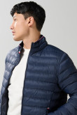 Chaqueta cuello alto unicolor acolchada con cremallera