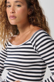 Camiseta crema clara manga larga con diseños de rayas