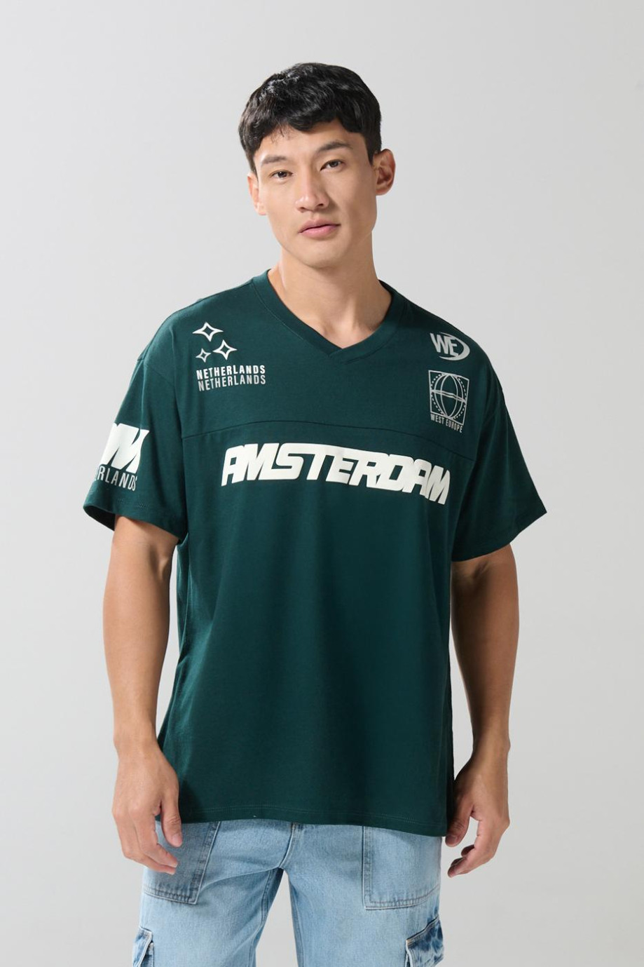 Camiseta cuello V oversize unicolor con diseño college