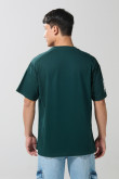 Camiseta cuello V oversize unicolor con diseño college