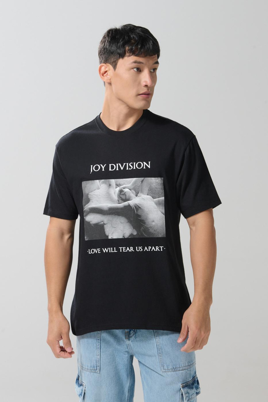 Camiseta negra con arte de Joy Division y manga corta