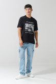 Camiseta negra con arte de Joy Division y manga corta