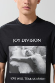 Camiseta negra con arte de Joy Division y manga corta