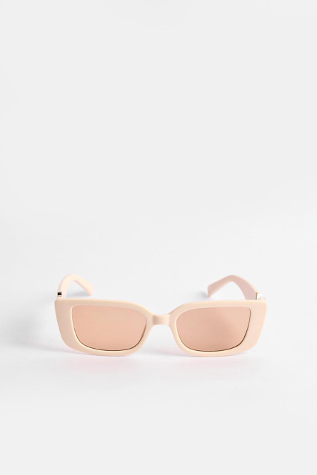 gafas de sol de marco rectangular  en colores clásicos con detalles laterales en color dorado