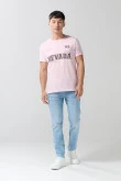 Camiseta rosada cuello redondo con texto college