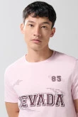 Camiseta rosada cuello redondo con texto college