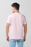 Camiseta rosada cuello redondo con texto college
