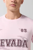 Camiseta rosada cuello redondo con texto college