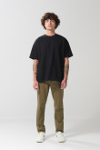 Pantalón slim unicolor en dril con bolsillos y tiro medio