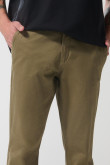 Pantalón slim unicolor en dril con bolsillos y tiro medio