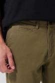 Pantalón slim unicolor en dril con bolsillos y tiro medio
