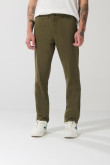Pantalón slim unicolor en dril con bolsillos y tiro medio