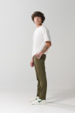 Pantalón slim unicolor en dril con bolsillos y tiro medio