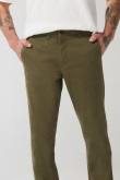 Pantalón slim unicolor en dril con bolsillos y tiro medio