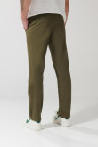 Pantalón slim unicolor en dril con bolsillos y tiro medio