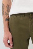 Pantalón slim unicolor en dril con bolsillos y tiro medio