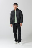 Chaqueta cuello alto unicolor acolchada con cremallera