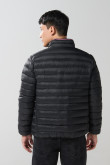 Chaqueta cuello alto unicolor acolchada con cremallera