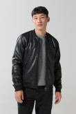 Chaqueta bomber negra con efecto de piel y bolsillos