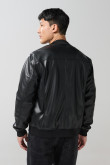 Chaqueta bomber negra con efecto de piel y bolsillos