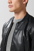 Chaqueta bomber negra con efecto de piel y bolsillos