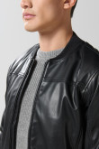Chaqueta bomber negra con efecto de piel y bolsillos