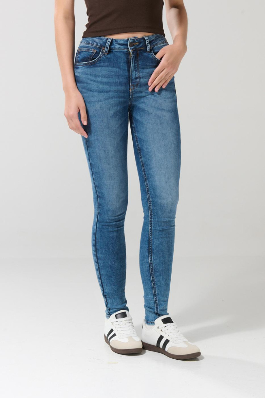 Jean push up tiro alto azul claro con realce y desgastes