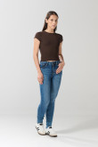 Jean push up tiro alto azul claro con realce y desgastes