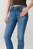 Jean push up tiro alto azul claro con realce y desgastes