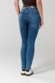 Jean push up tiro alto azul claro con realce y desgastes