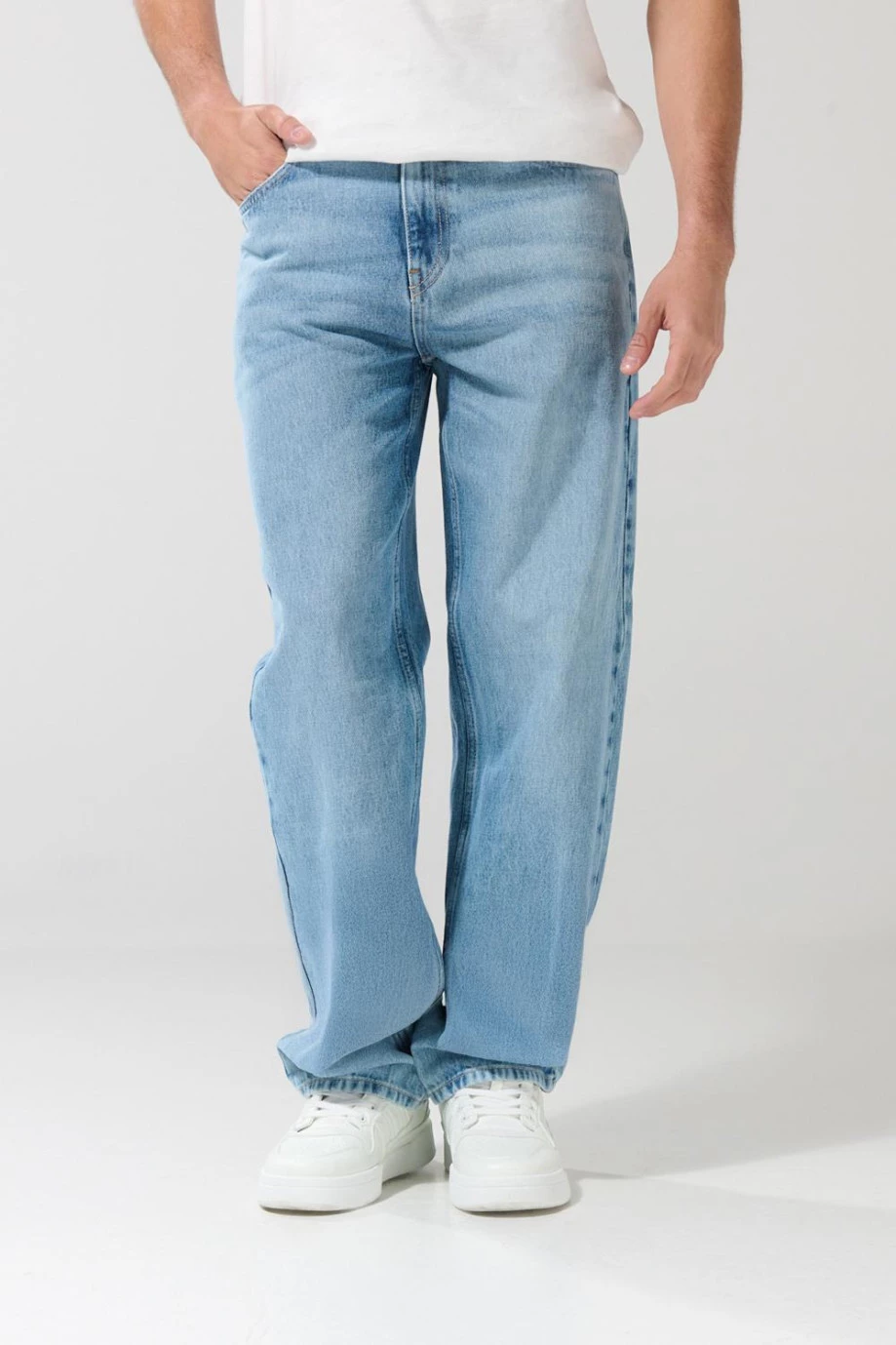 Jean baggy azul claro con tiro medio y bota ancha
