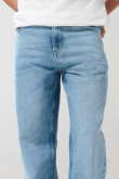 Jean baggy azul claro con tiro medio y bota ancha