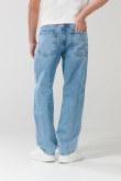 Jean baggy azul claro con tiro medio y bota ancha