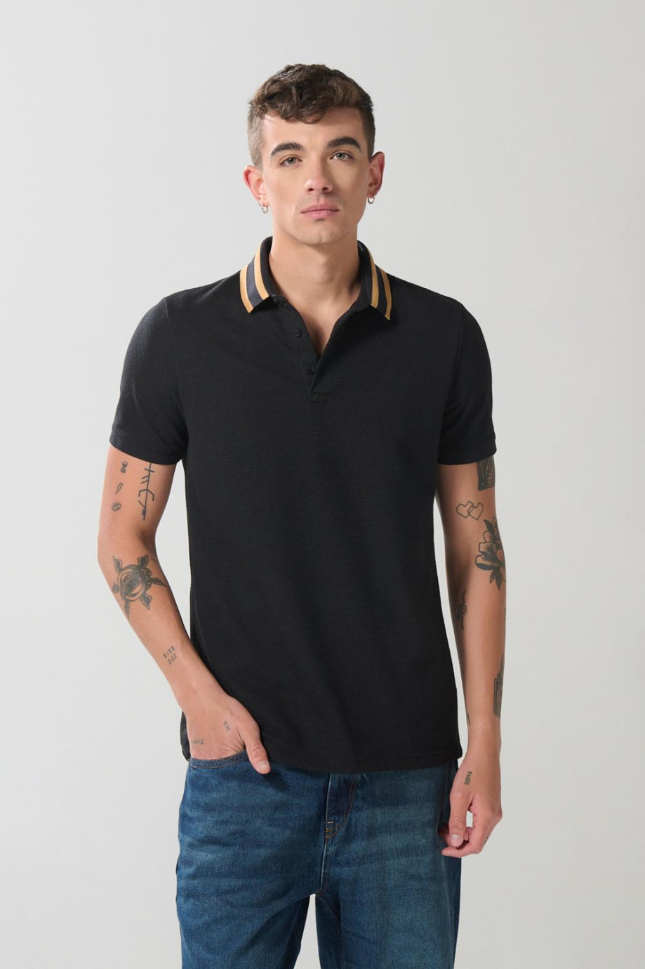 Camiseta polo azul intensa con puños y cuello en rectilíneo