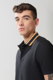 Camiseta polo azul intensa con puños y cuello en rectilíneo