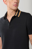 Camiseta polo azul intensa con puños y cuello en rectilíneo