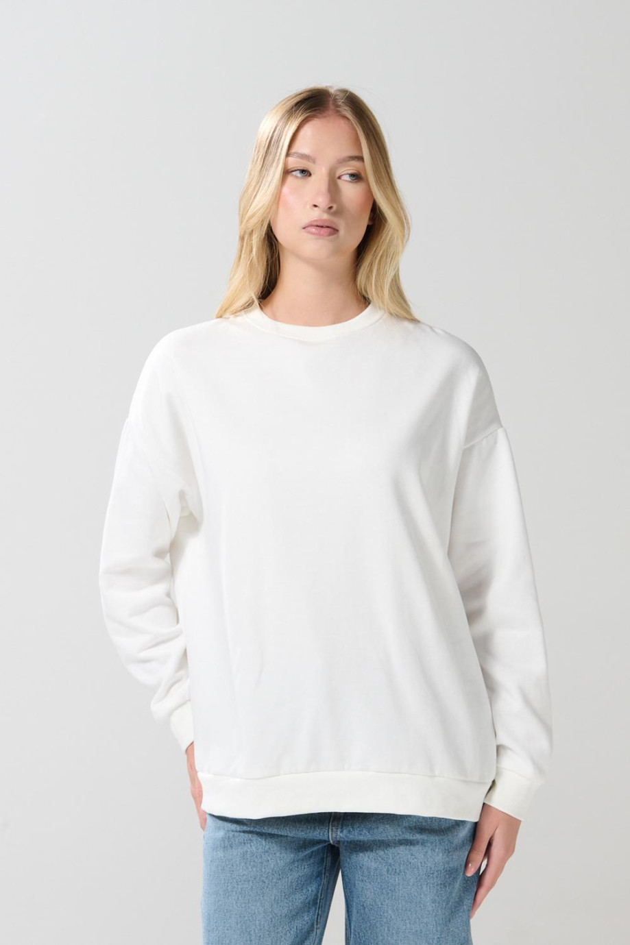 Buzo cuello redondo oversize unicolor con manga larga