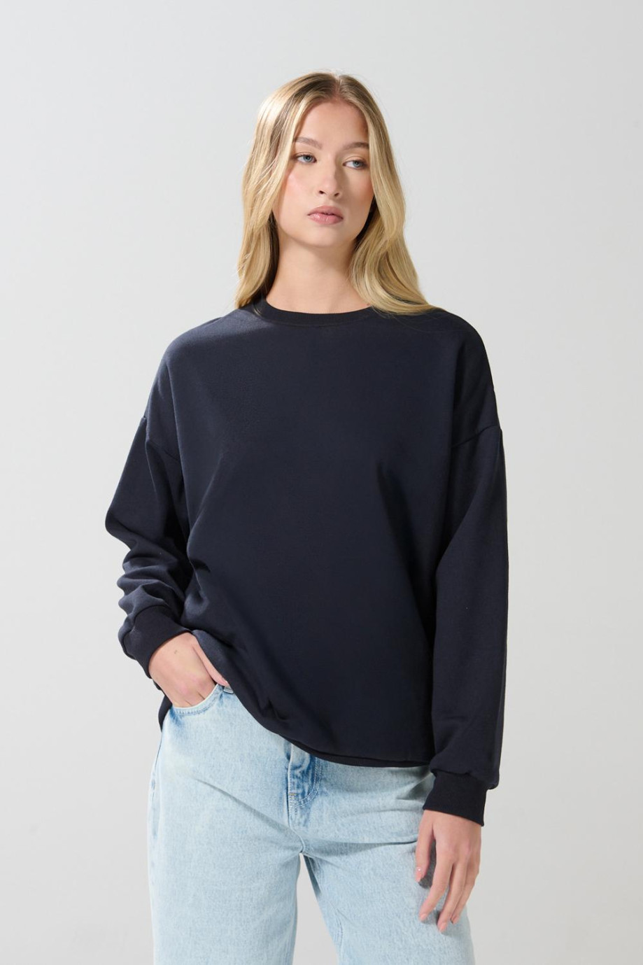 Buzo cuello redondo oversize unicolor con manga larga